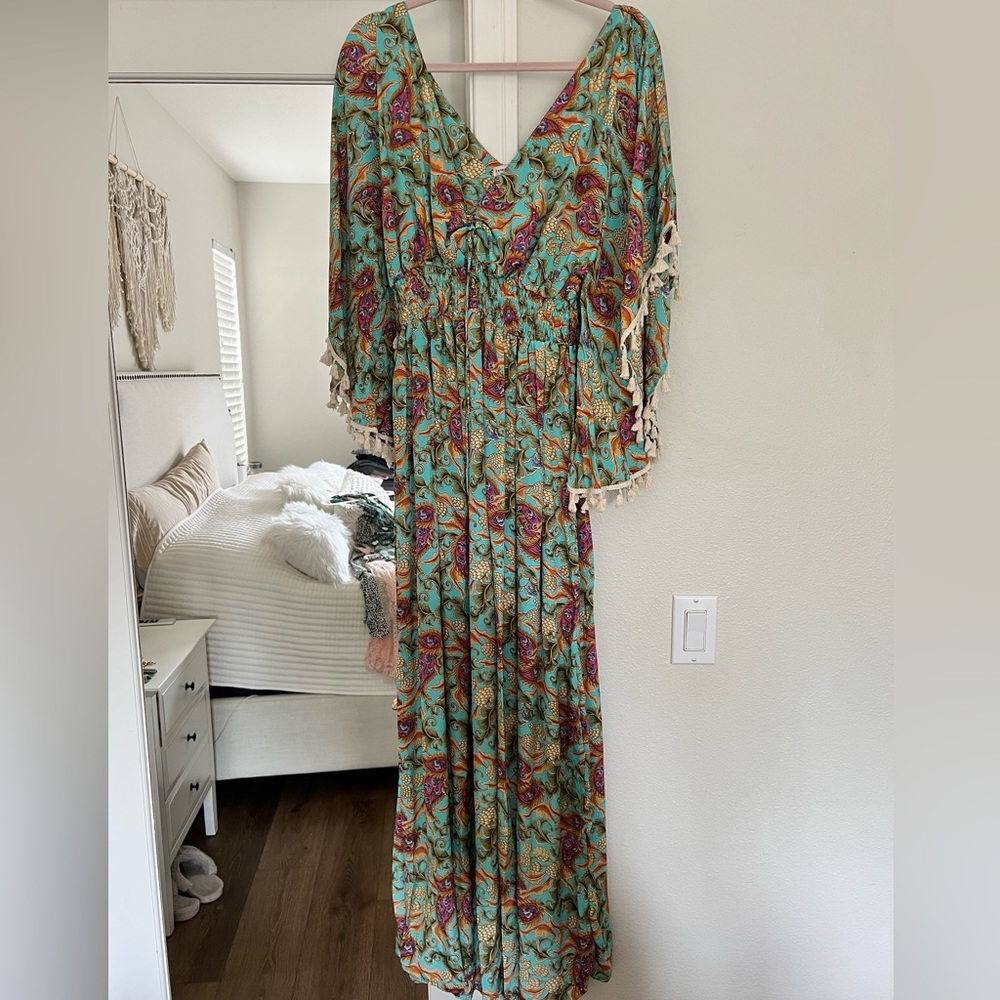Long dress, flowy sleeves, v neck